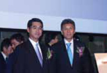 出席仪式的东软集团董事长兼首席执行官刘积仁(右)与TSOL社长河井信三(左)