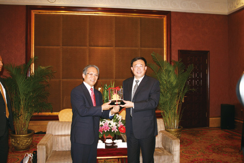 东芝中国总代表桐山辉夫与沈阳市市长陈海波