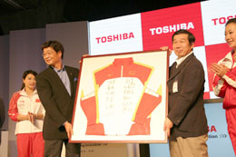 东芝签约郭晶晶及中国花样游泳队为广告形象代言人