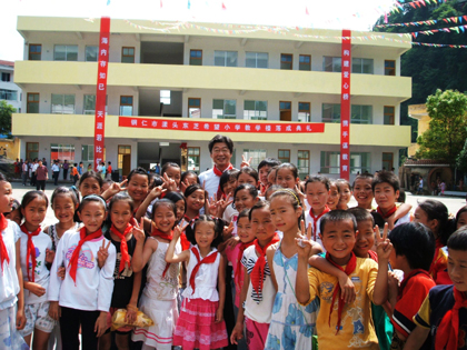 东芝中国总代表田中孝明（中）和学生们的合影