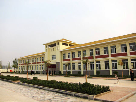 多媒体教室、图书室、实验室以及足球场