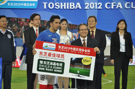 东芝中国总代表 桐山辉夫 为最佳球员发奖