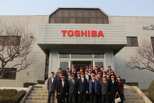 2012年度清华大学-东芝能源与环境研究中心成员参观东芝大连(有限)公司