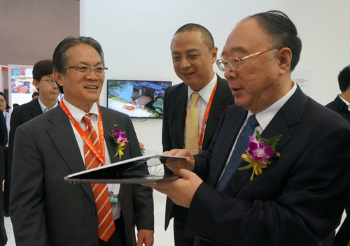 东芝中国总代表桐山辉夫先生与重庆市黄奇帆市长现场交流