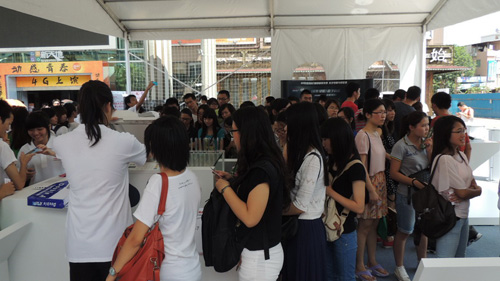 现场东芝展示最新科技产品,吸引了众多参观者的关注