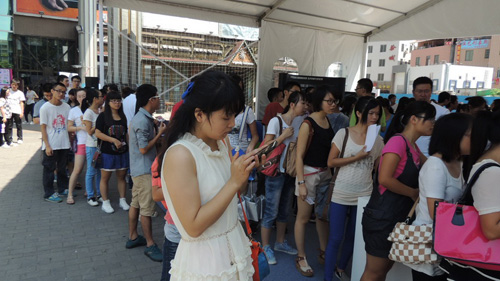 互动游戏区人头攒动,大家热情参与,长队一直排到场馆外