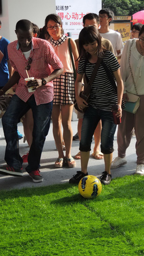 现场的足球游戏,吸引了国外友人一起来参与