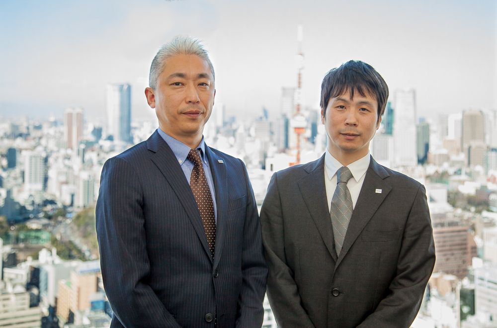 左：东芝电子元件及储存装置株式会社 销售部门 藤森将文;右：东芝电子元件及储存装置株式会社 设计部门 佐藤巧 