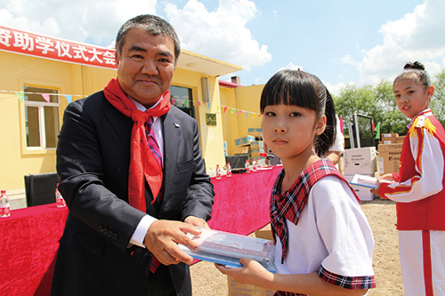 东芝泰格向希望小学 捐赠10 万元教学设备