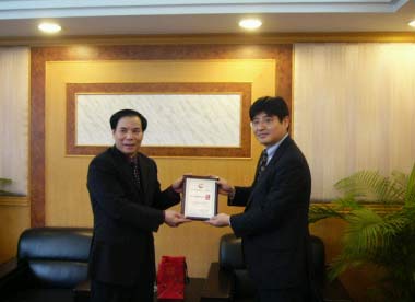 羊城晚报社社长梁国标先生向东芝电脑（上海）有限公司川本浩营业本部长颁奖