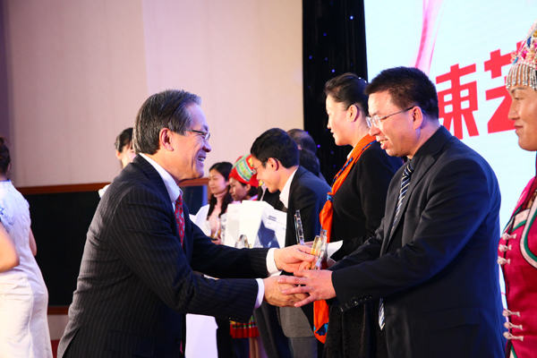 东芝中国总代表桐山先生为获奖希望小学代表颁奖